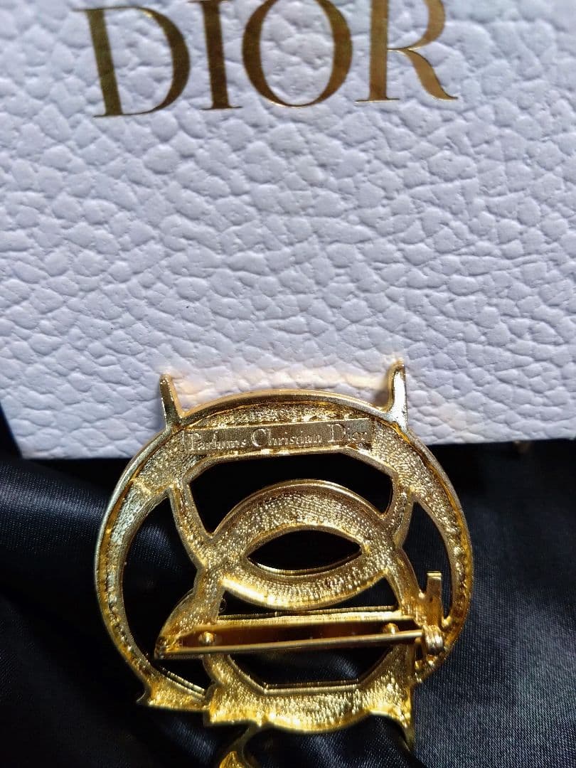 Dior ゴールドロゴブローチ