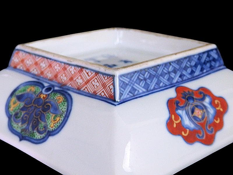 大聖寺伊万里　金襴手　七宝紋に寿紋の図　角皿　N624AS-CUv