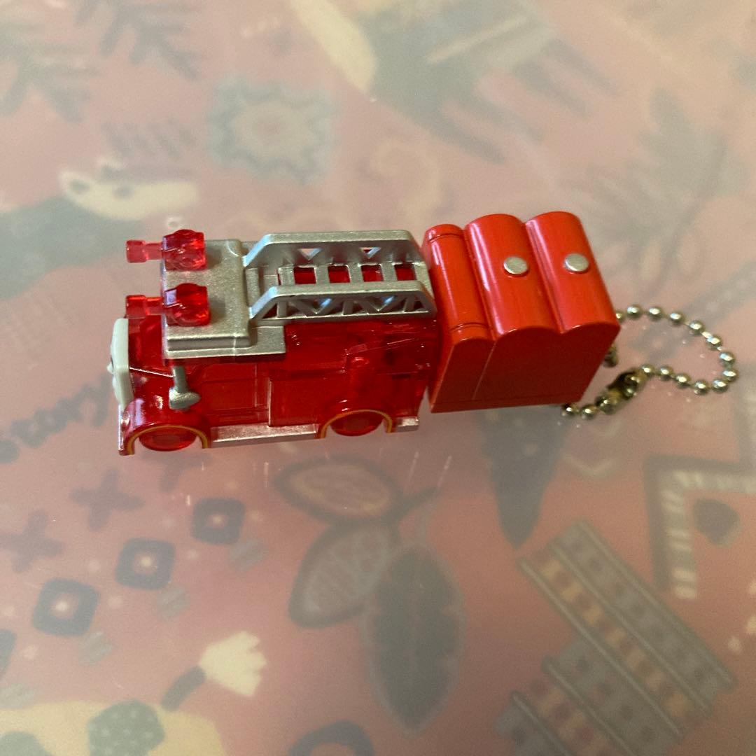 トーマス　キーホルダー　消防車　プラ　LED点灯　電池交換不可　動作保証無し