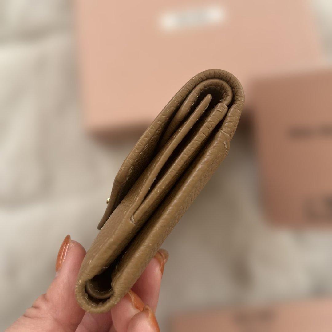 miu miu♡ヴィッテロダイノレザーフラップ付折りミニ財布♡ブラウン