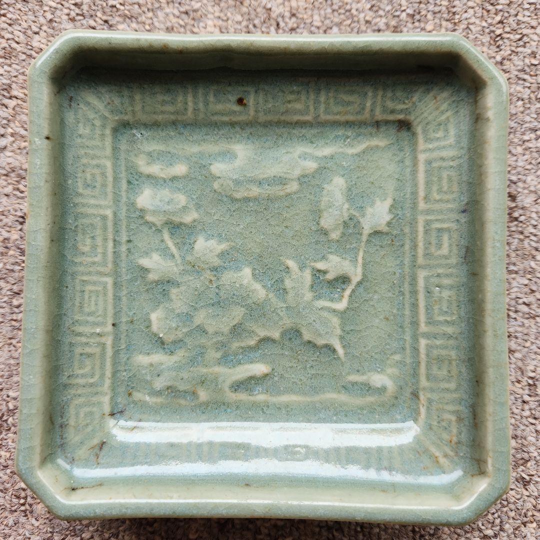 古九谷青磁陽刻牡丹雷紋角皿