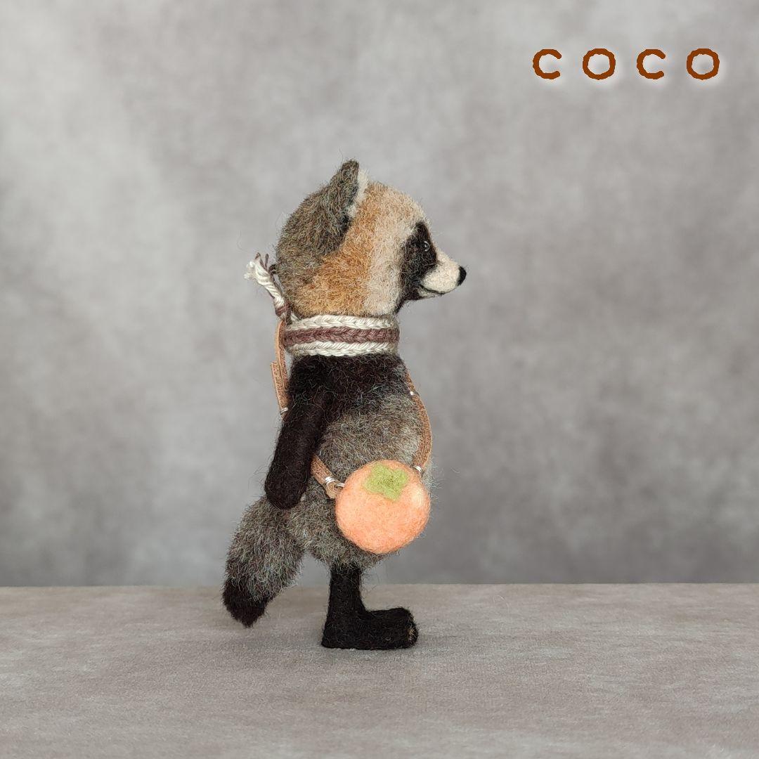 柿ポシェットを下げたたぬきさん