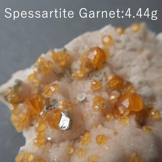 4.44g　ガーネット　正長石　母岩付き　共生鉱物　鉱物標本　スペサルタイト