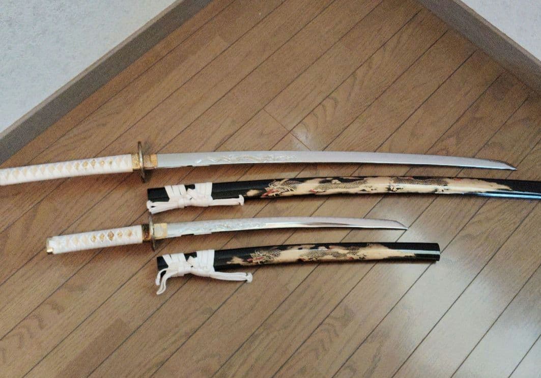ド*ン様 龍柄　模造刀2本セット　刀掛台付き