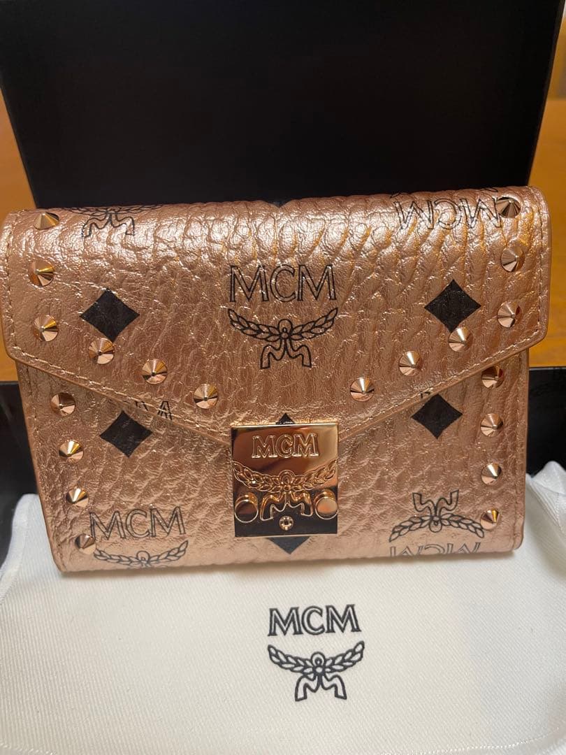 MCM 新品 パトリシアスタッズ付き三つ折り財布ヴィセトスウォレット