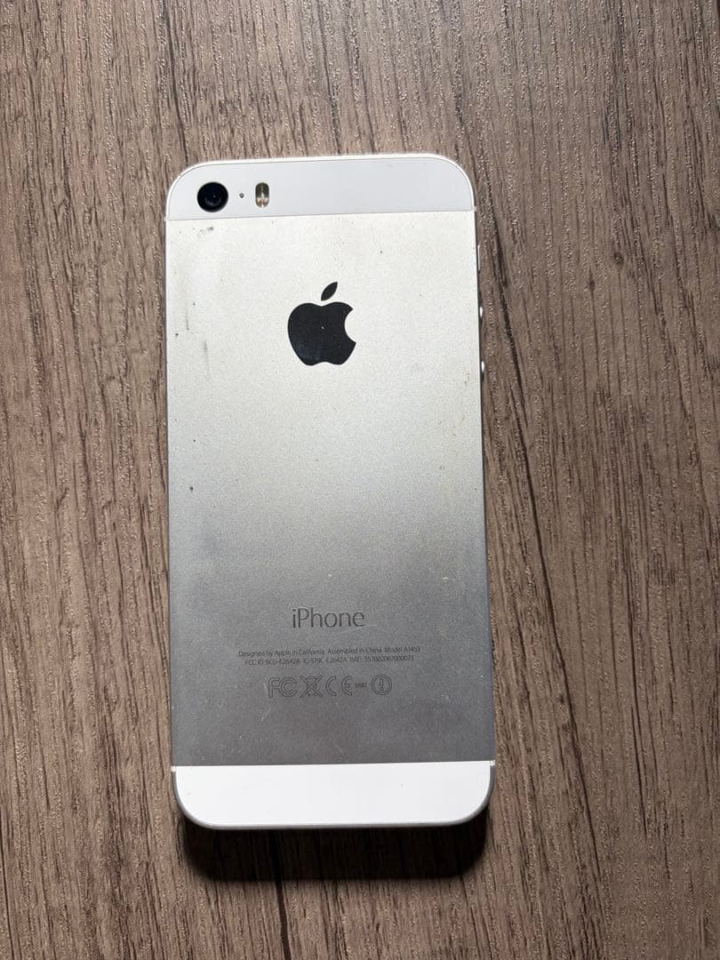 Apple iPhoneSE シルバー