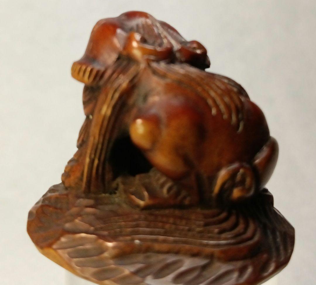 親信 在銘 「玉取り獅子」 柘植彫 根付 江戸時代