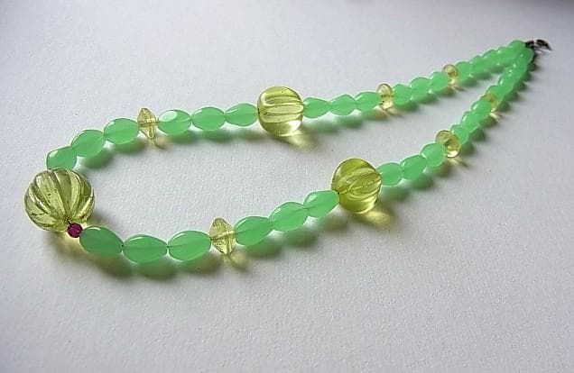 ★D2702★1900年代　 ボヘミア　ウラン ガラス　ビーズ　アンティーク