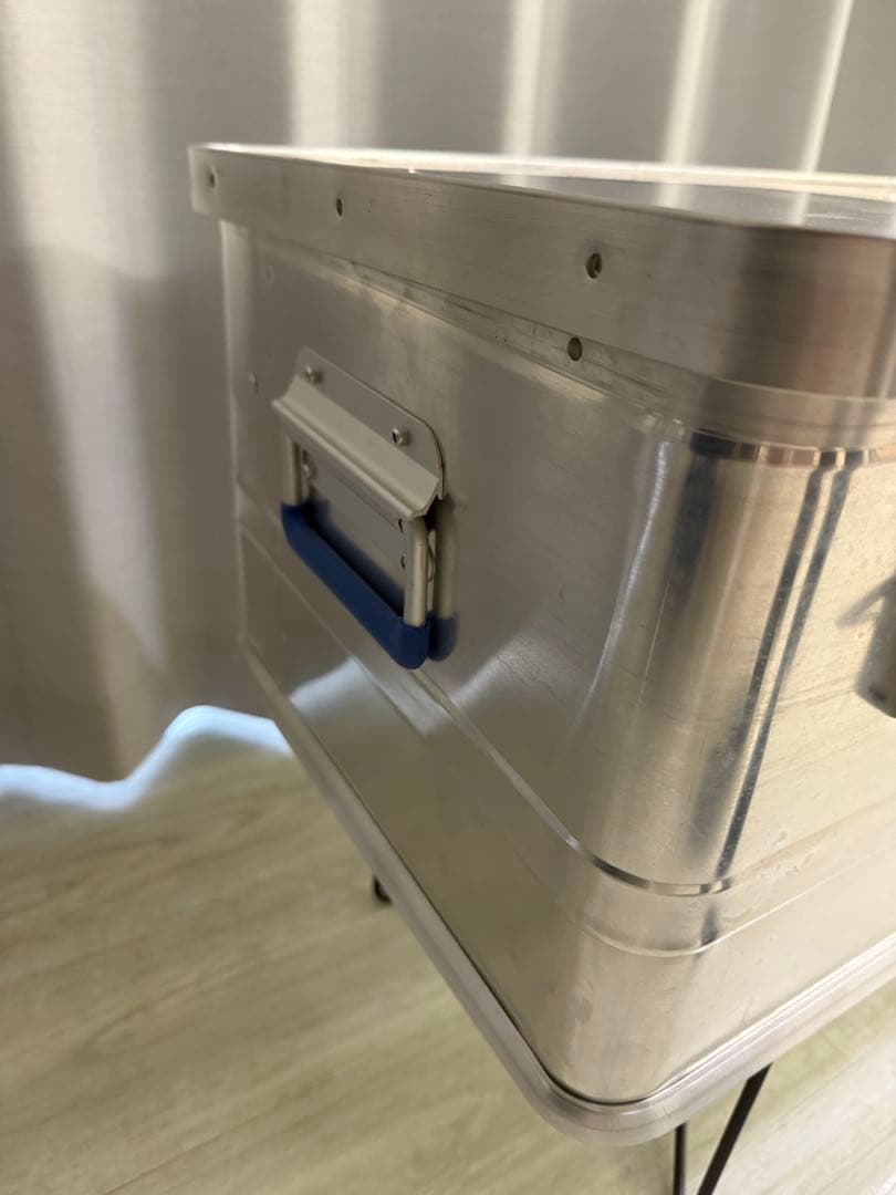 【黒スタンド付　中仕分け】アルテックアルミコンテナ 48L ユニバーサルスタンド