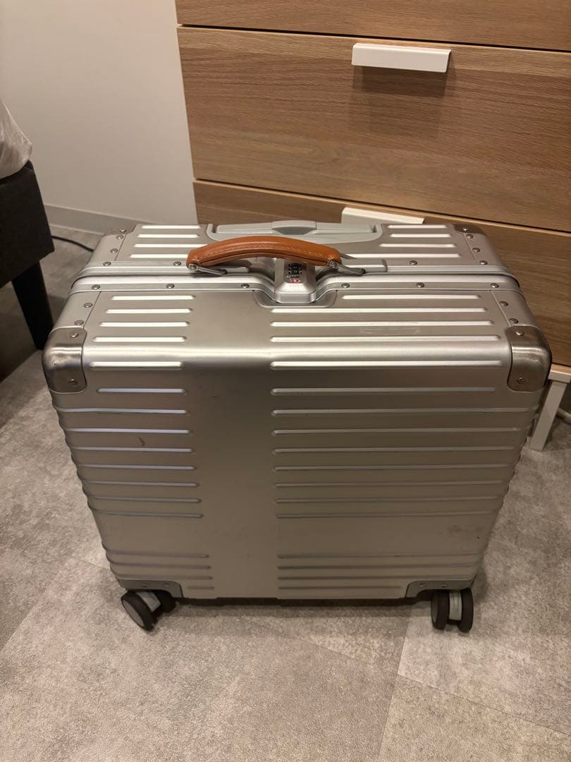 innovator アルミスーツケース 42リットル