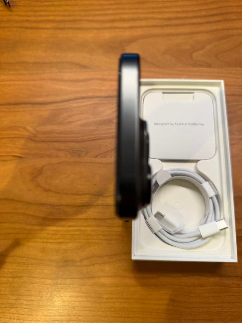 超美品！iPhone15 ProブラックチタニウムSIMフリーアップルストア購入