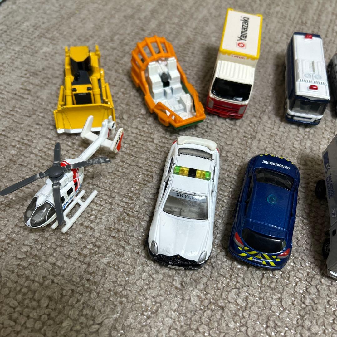 ミニカーのセット（写真1枚目と2枚目）