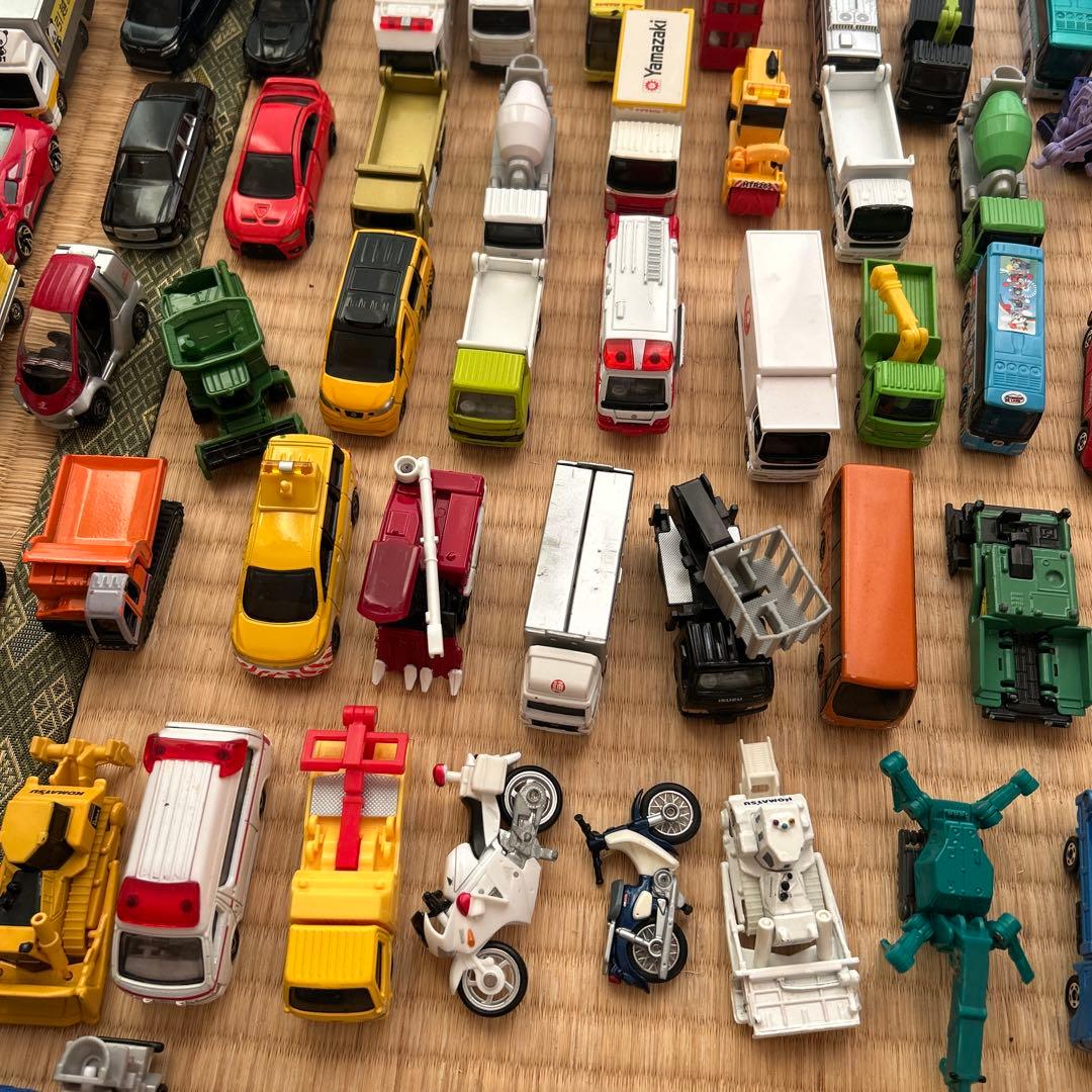 ミニカーのセット（写真1枚目と2枚目）