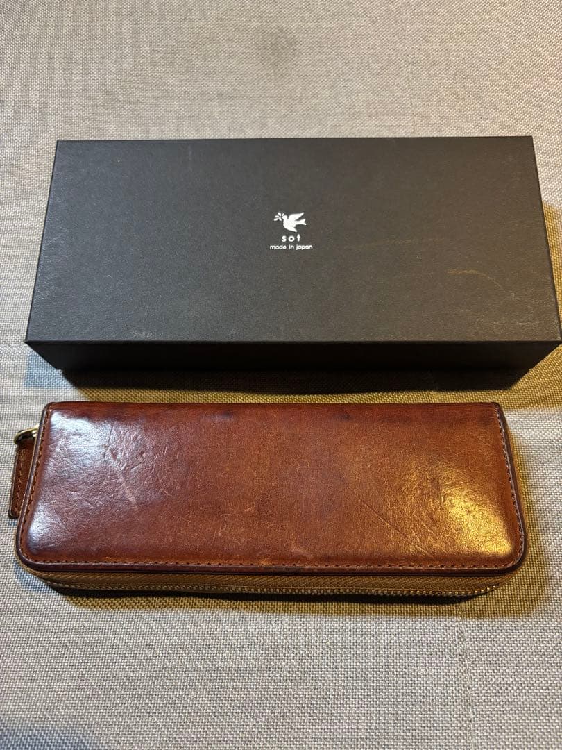 sot プエブロレザーラウンドファスナーペンケース キャメル