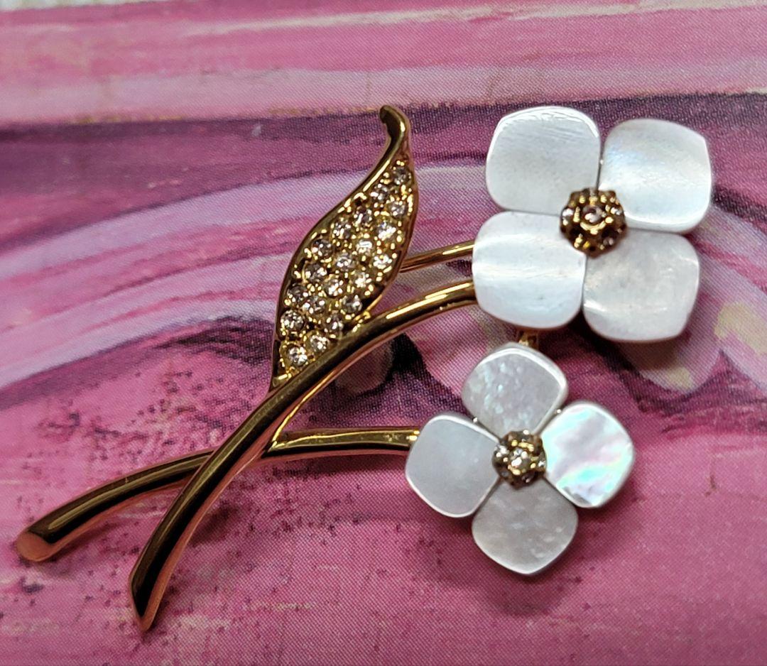 新品　ヴァンドームブティック　 ピンブローチ　白蝶貝　シマエナガ　ブローチ