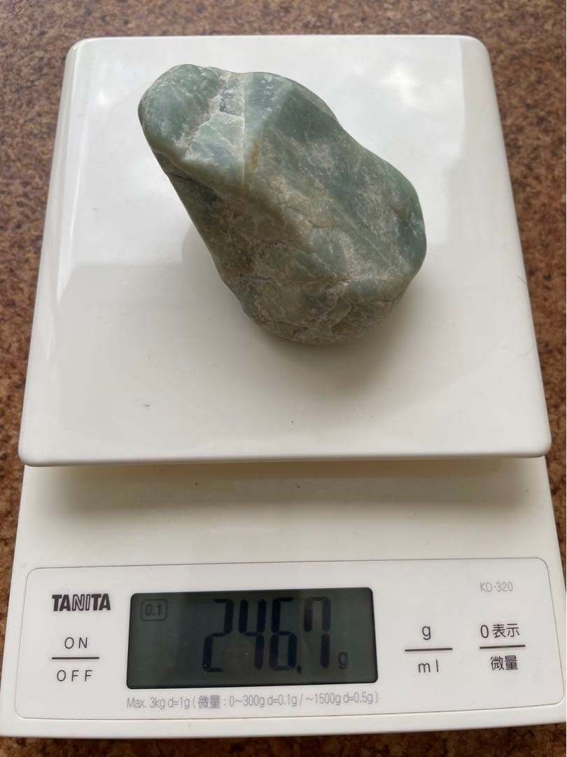 希少！ 糸魚川　水色　翡翠原石　ひすい