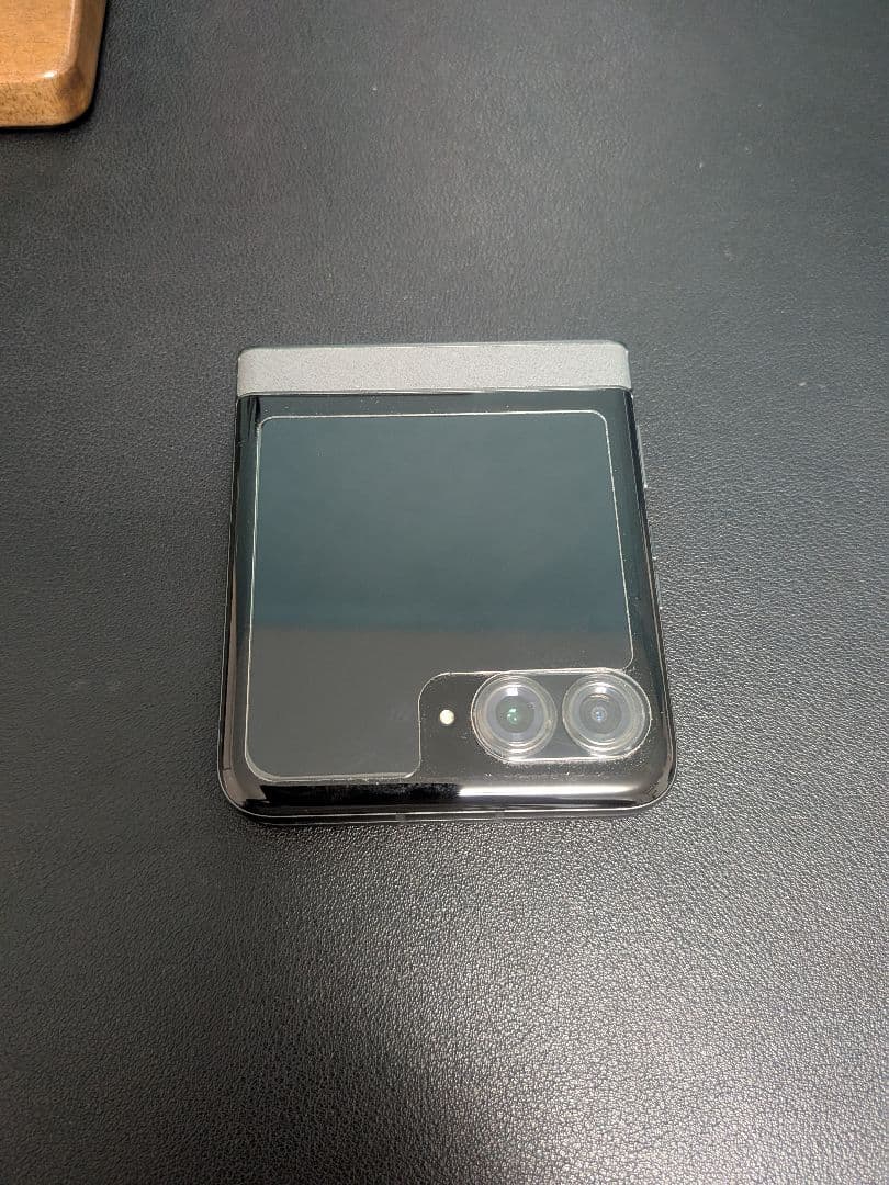 携帯電話本体 Motorola razr 50 12GB 512GB