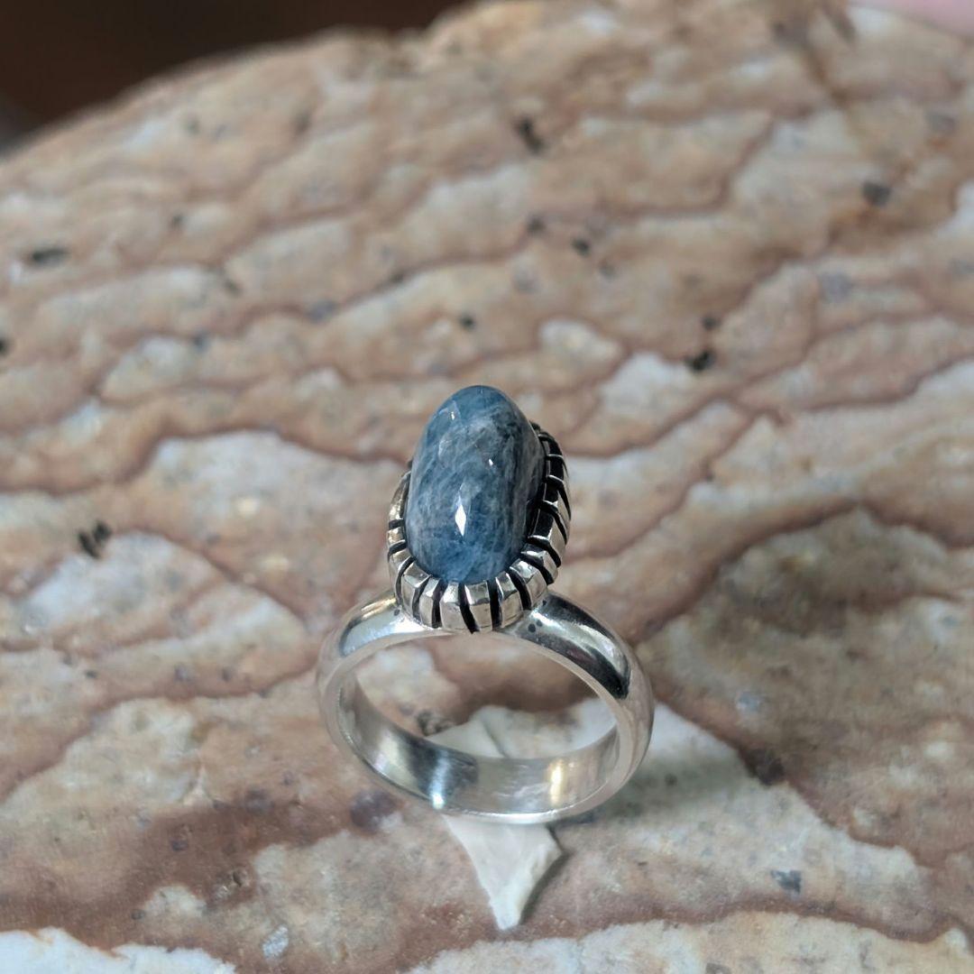 Full-Moon様　ハンドメイドの糸魚川翡翠リング　入りコン沢