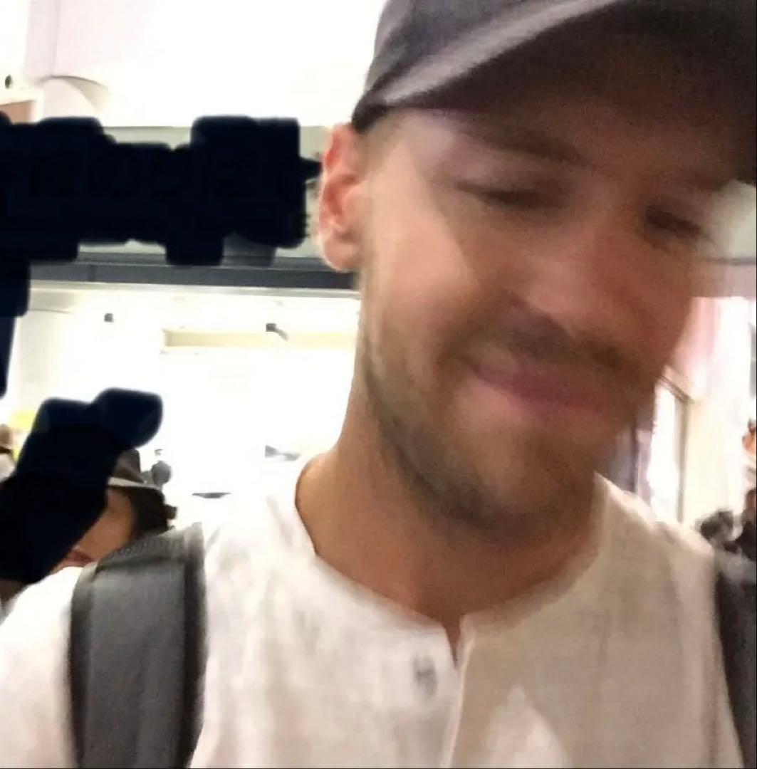 （美品）F1 Ferrari セバスチャンベッテル 直筆サイン入アライ1/2