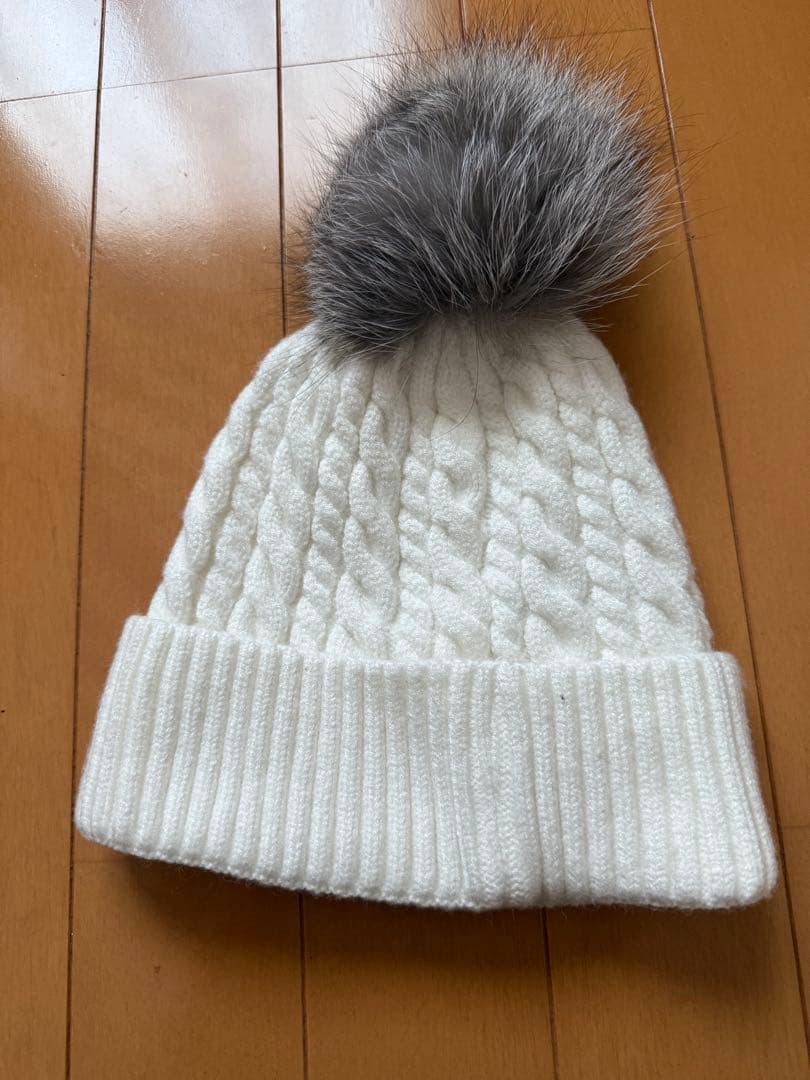 MONCLER ファー付きニット帽 ホワイト
