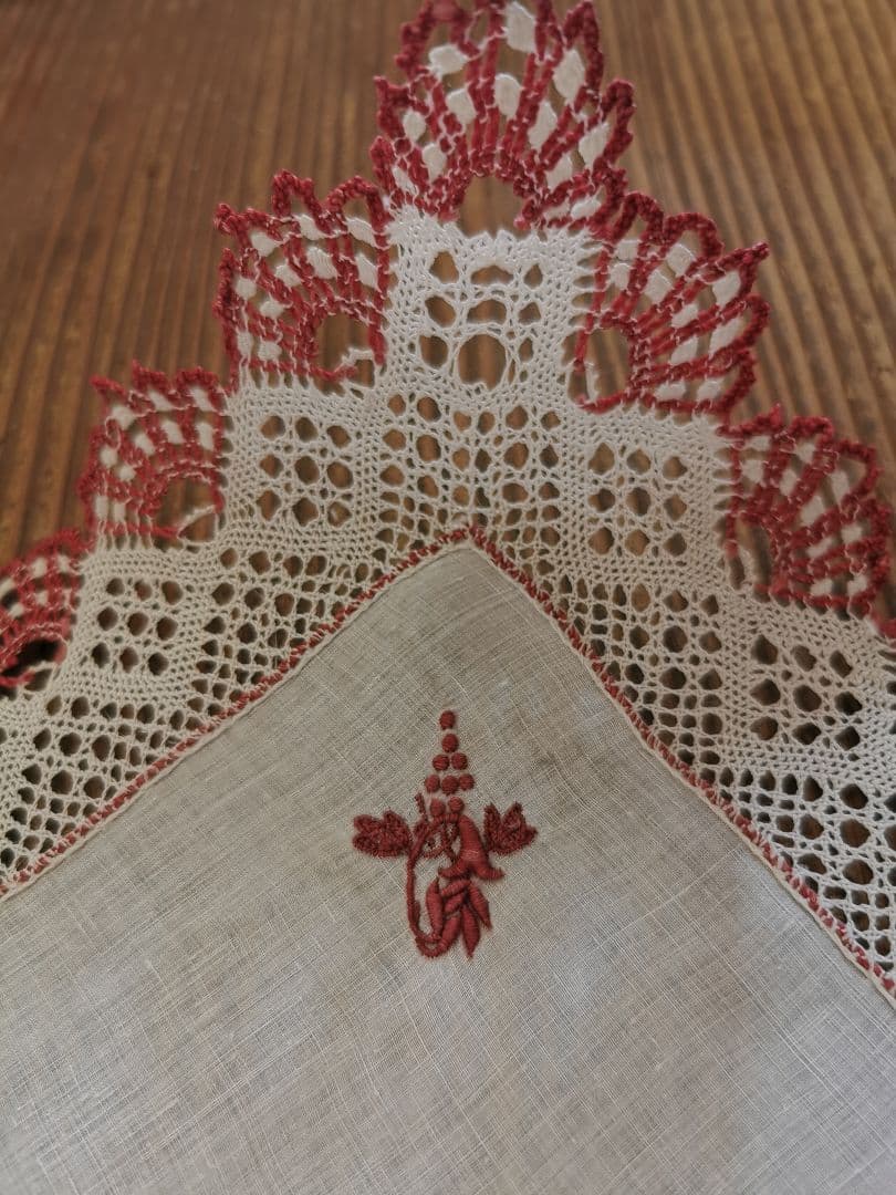アンティーク ボビンレースフリル装飾 葡萄の花文字赤糸刺繍リネンクロス ハンカチ