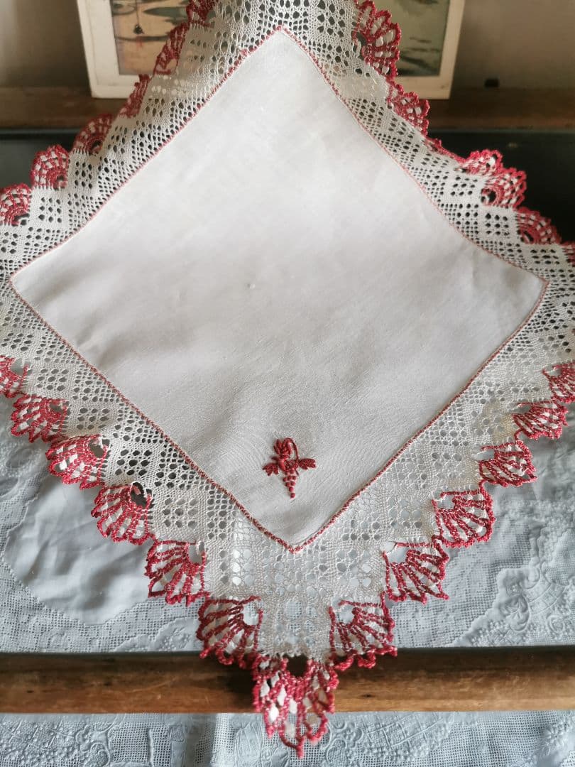アンティーク ボビンレースフリル装飾 葡萄の花文字赤糸刺繍リネンクロス ハンカチ