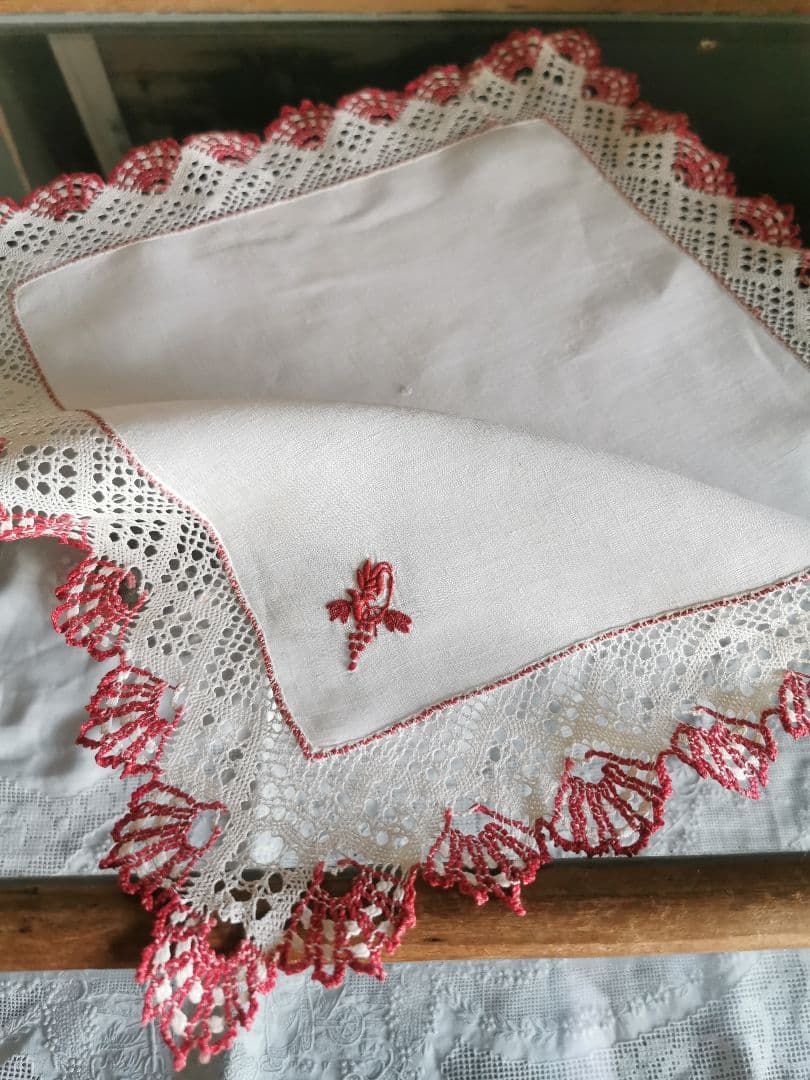 アンティーク ボビンレースフリル装飾 葡萄の花文字赤糸刺繍リネンクロス ハンカチ