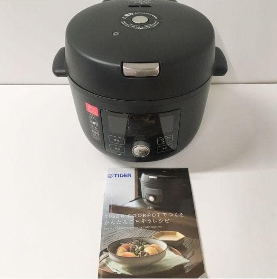 【美品】 2023年製 タイガー 電気圧力鍋　 COK-A220 マットブラック