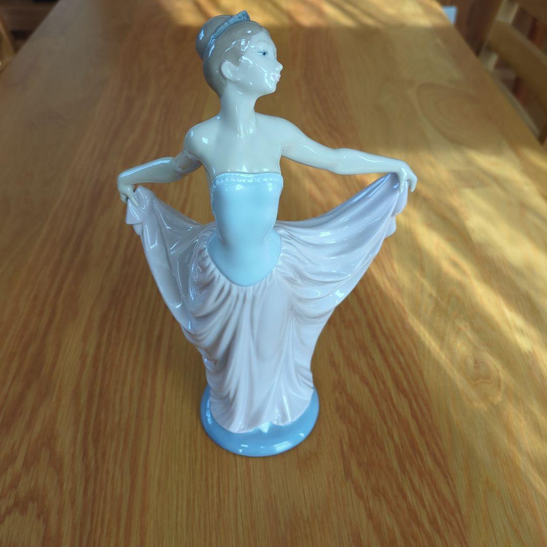 リアドロ女性陶磁器です。