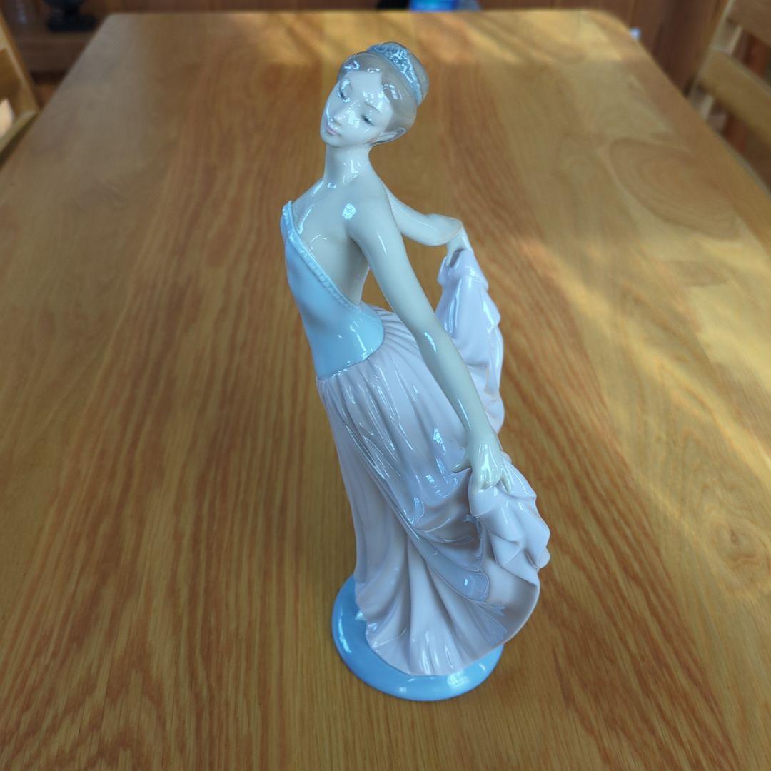 リアドロ女性陶磁器です。
