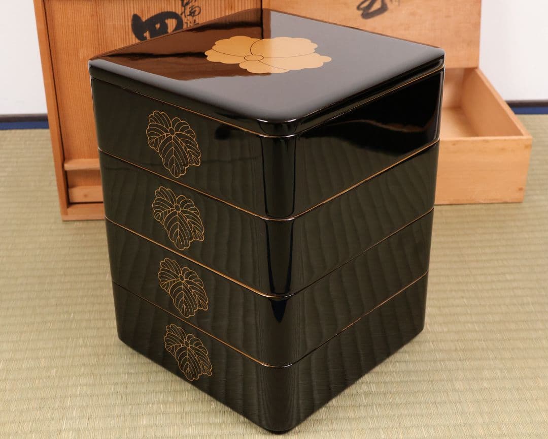 輪島塗 久保田春光堂 蔦家紋 四段重 重台 金蒔絵 黒塗 木製 重箱【MA673