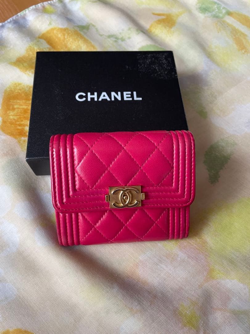 CHANEL ショッキングピンク 三つ折り財布
