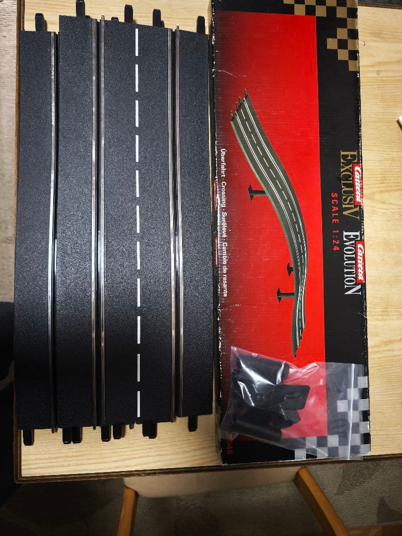 CARRERAスロットカーコース用の立体交差用パーツ