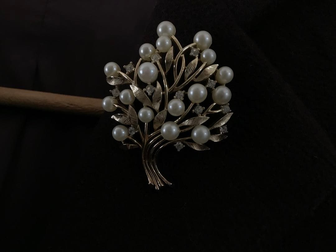 きらびやかな本真珠　豪華フラワーデザインのブローチ