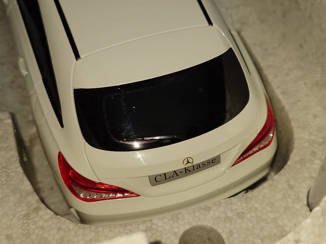 メルセデスベンツ CLAシューティングブレーク 1/18 ミニカー ホワイト