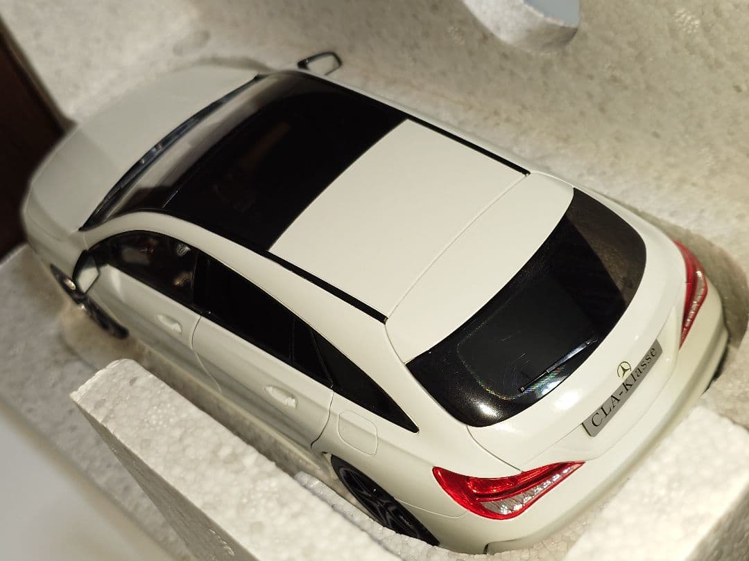 メルセデスベンツ CLAシューティングブレーク 1/18 ミニカー ホワイト