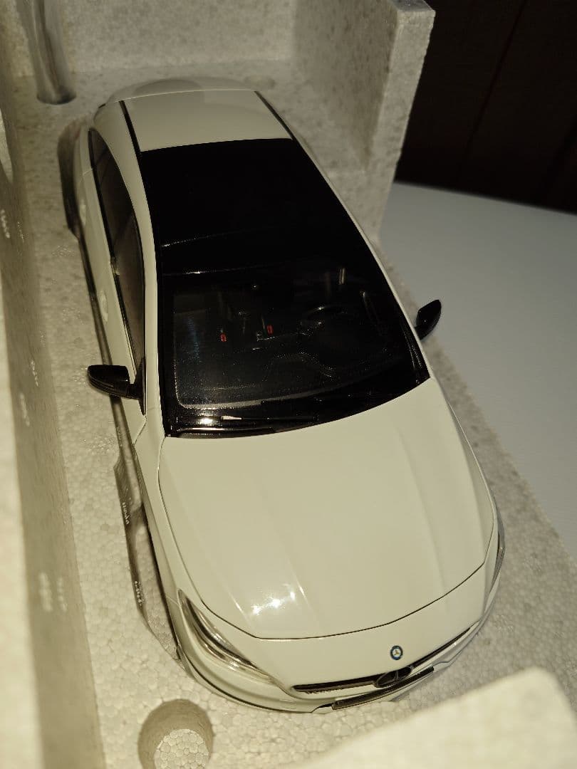メルセデスベンツ CLAシューティングブレーク 1/18 ミニカー ホワイト