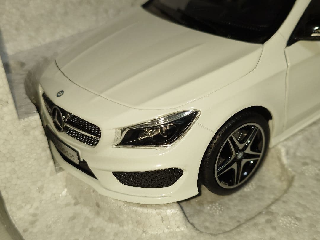メルセデスベンツ CLAシューティングブレーク 1/18 ミニカー ホワイト