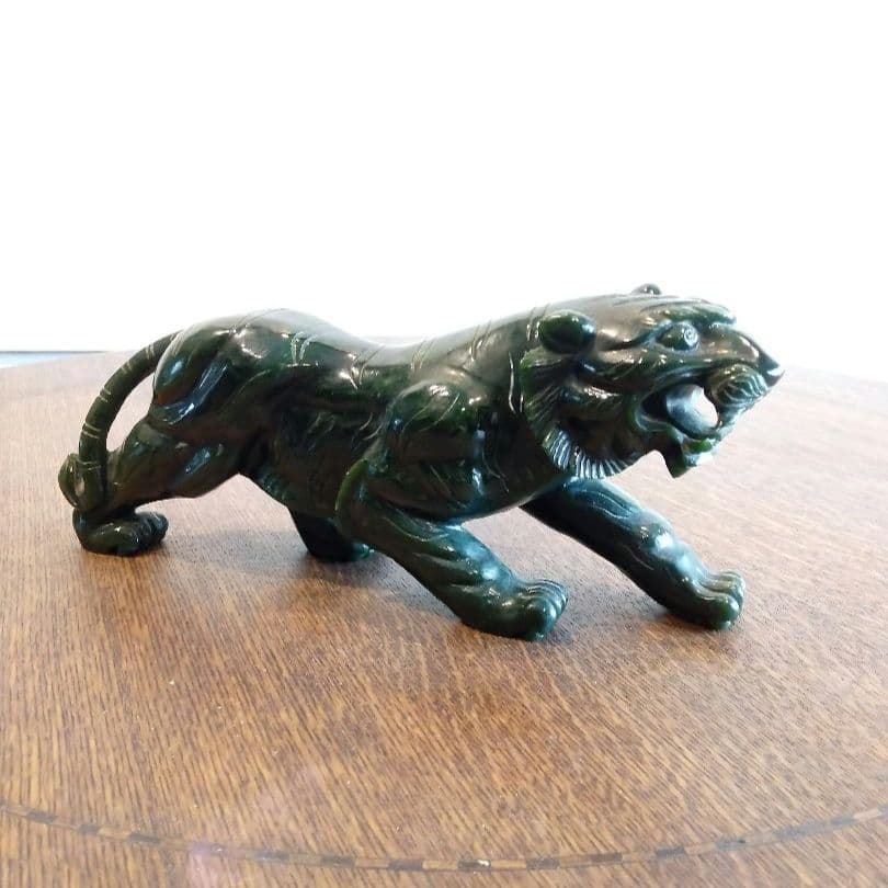 緑色天然石の虎の彫刻 置物　虎　干支　レトロ　天然石　タイガー