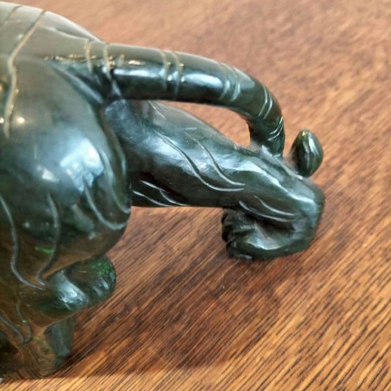 緑色天然石の虎の彫刻 置物　虎　干支　レトロ　天然石　タイガー