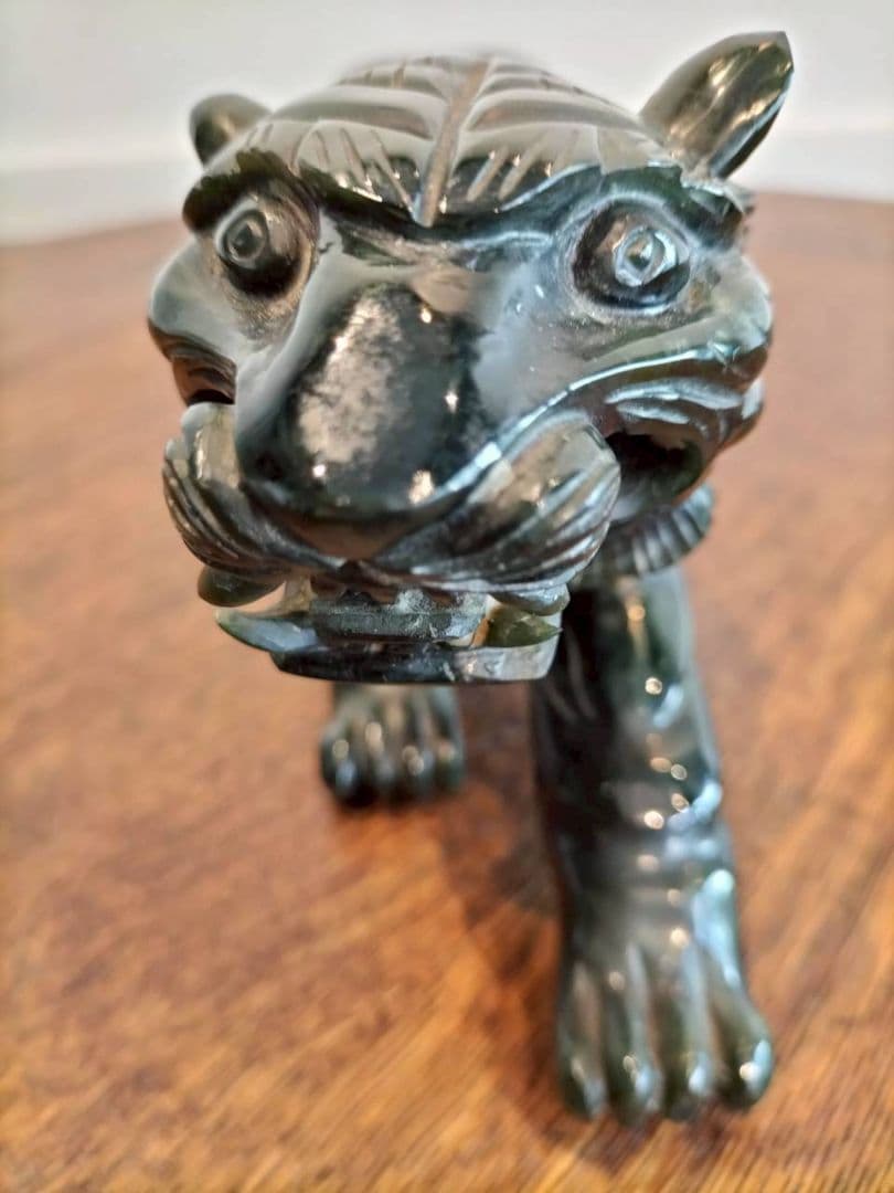 緑色天然石の虎の彫刻 置物　虎　干支　レトロ　天然石　タイガー