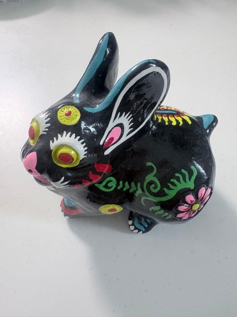 カラフルな陶器製ウサギの郷土玩具