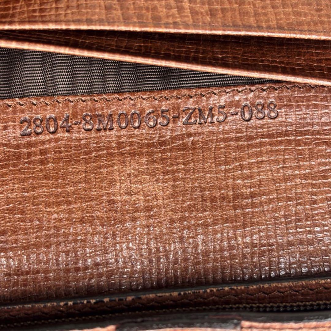 極美品　FENDI フェンディ　長財布　三つ折り　M06