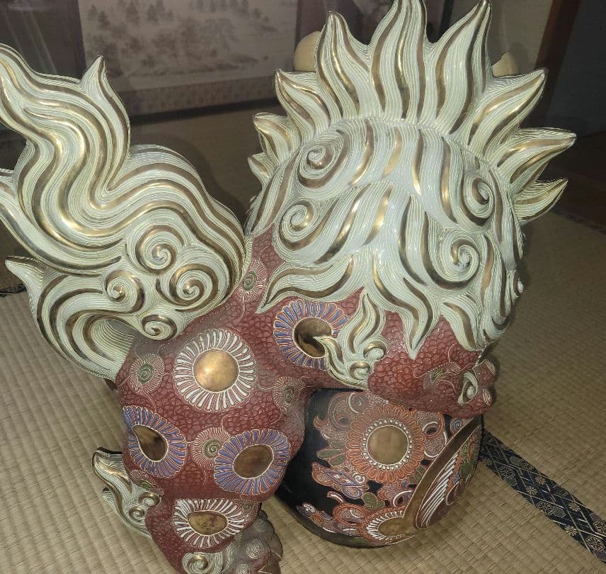 大型置物　九谷焼　大吉窯　玉乗り獅子　狛犬　シーサー風　赤絵　金彩　置物