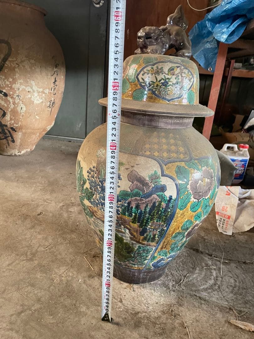 多色絵柄の陶器壺 獅子付き