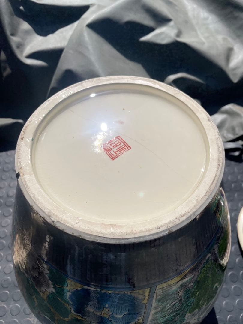 多色絵柄の陶器壺 獅子付き