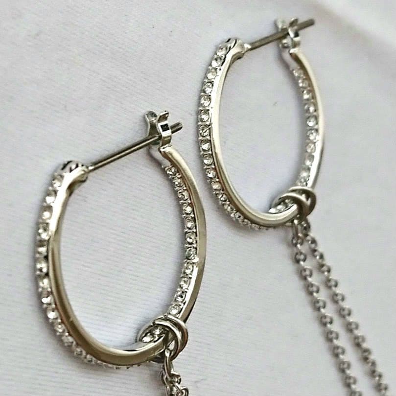 v*v様 購入に責任の持てる方のみSwarovski フープ ドロップアシンメト