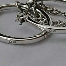 v*v様 購入に責任の持てる方のみSwarovski フープ ドロップアシンメト