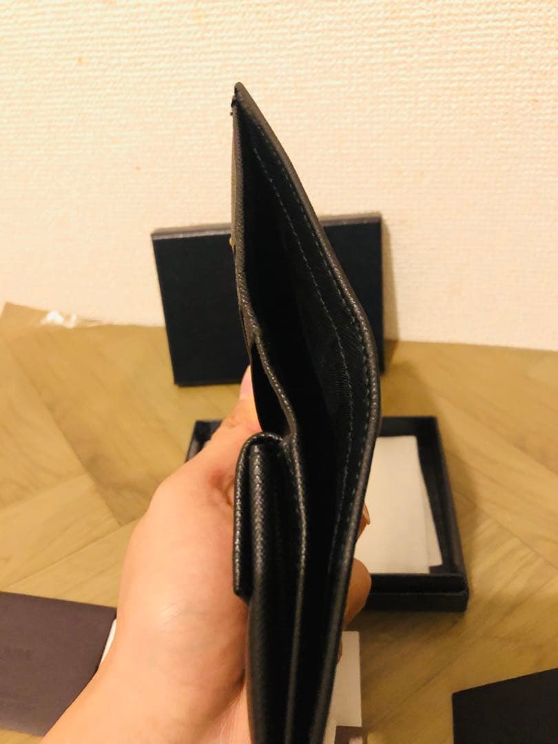 PRADA サフィアーノレザー 二つ折り財布 (ICチップ(RFID)搭載)