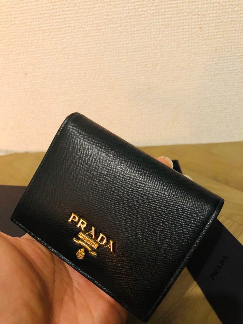 PRADA サフィアーノレザー 二つ折り財布 (ICチップ(RFID)搭載)